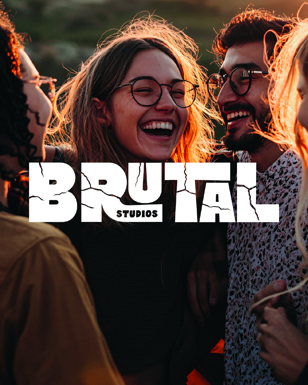 Imagen de marca para Brutal Studios con tipografía sobre foto de personas