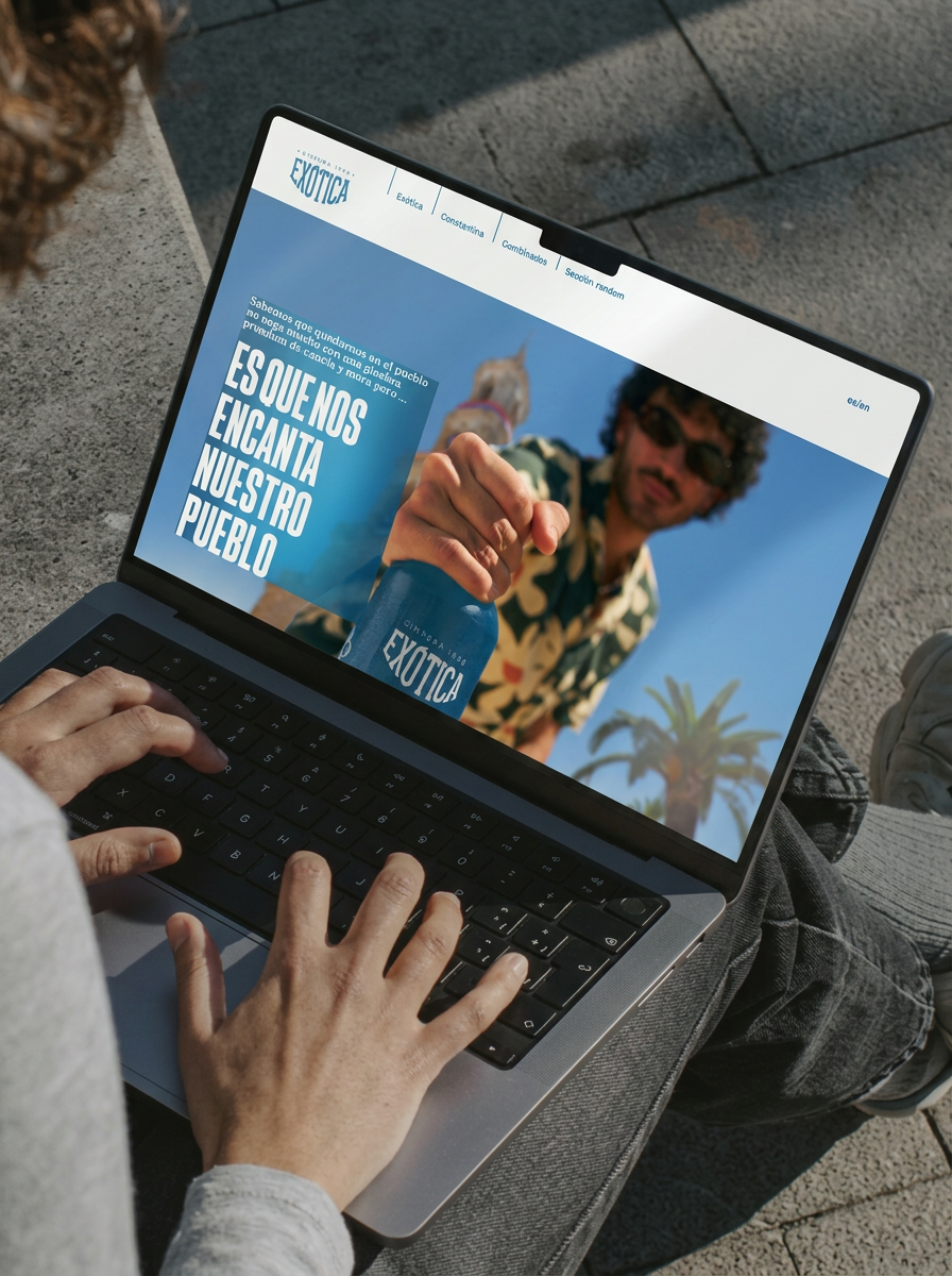 Mockup de portátil con la web de Exótica Gin en pantalla